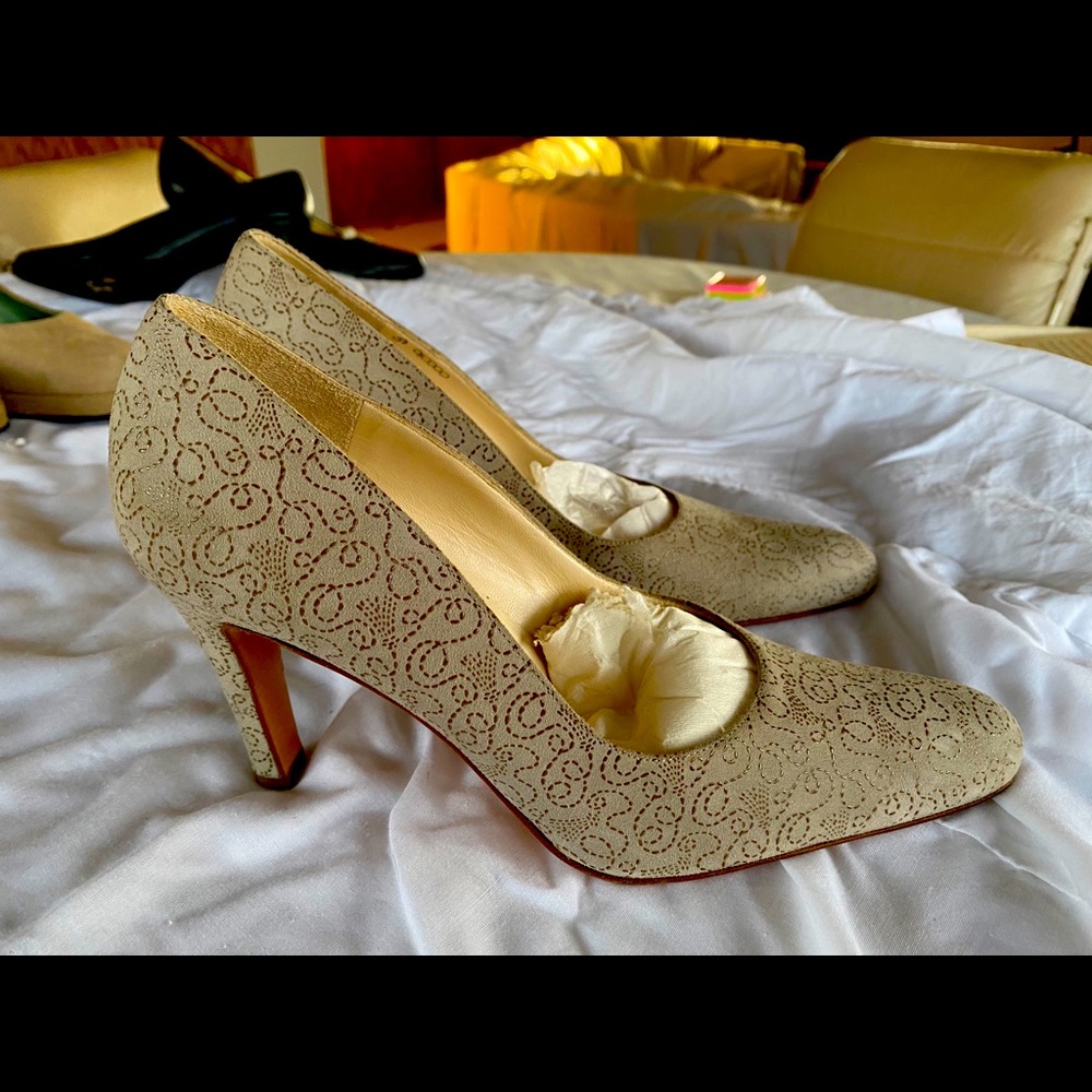 Bruno Magli 3.5” bone beautiful embroidery pattern